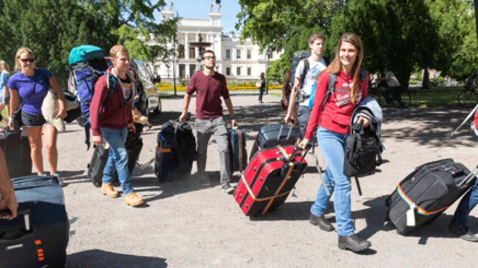Students arriving at Lund University with their suitcases