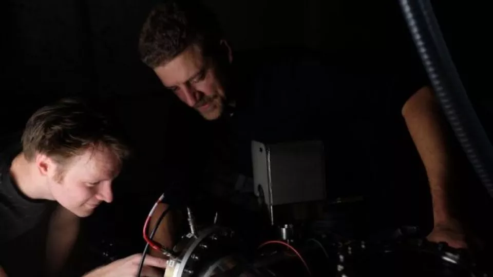 Samuel Bengtsson and Johan Mauritsson in the laser lab