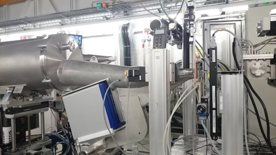 The PSI synchrotron radiation facility in Switzerland. To the left is the beamline that sends out the X-rays. The sample is attached to the small copper plate slightly to the right, and in the right-hand corner is the detector. PHOTO: Jenny Andersson