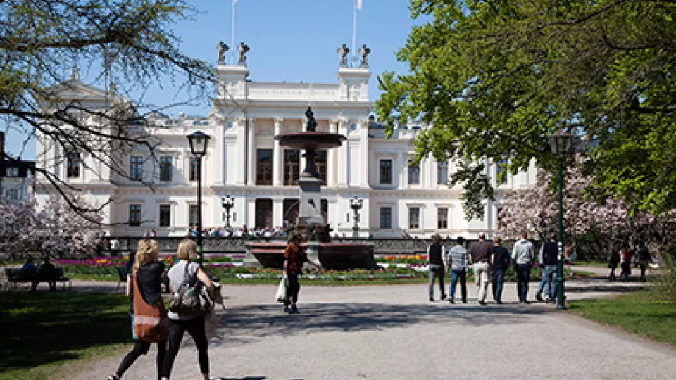 Students walking towards the main Lund University building