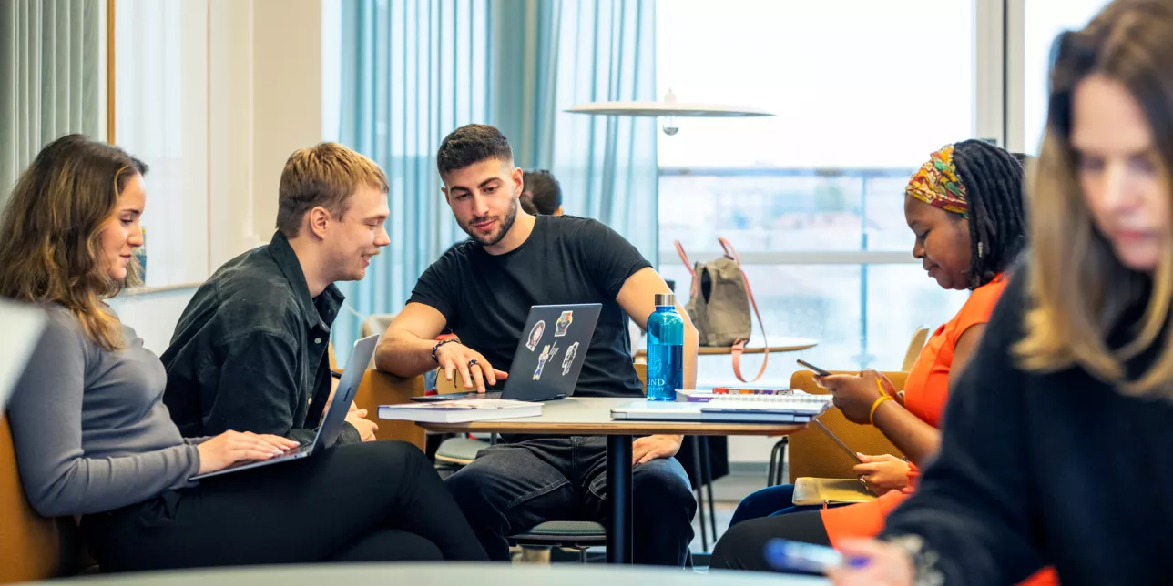 A bunch of students studying together at Campus Helsingborg. Photo: Johan Persson.