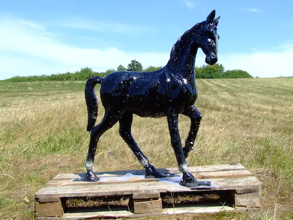 During the experiment the scientists used plastic horses covered in glue. In the picture, a black horse covered with horse-flies. Photo: G. Horvath