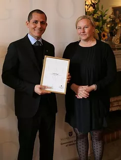 Ziad El-Awad, student at Lund University, received the Global Swede award from the Minister For Trade Ewa Björling.