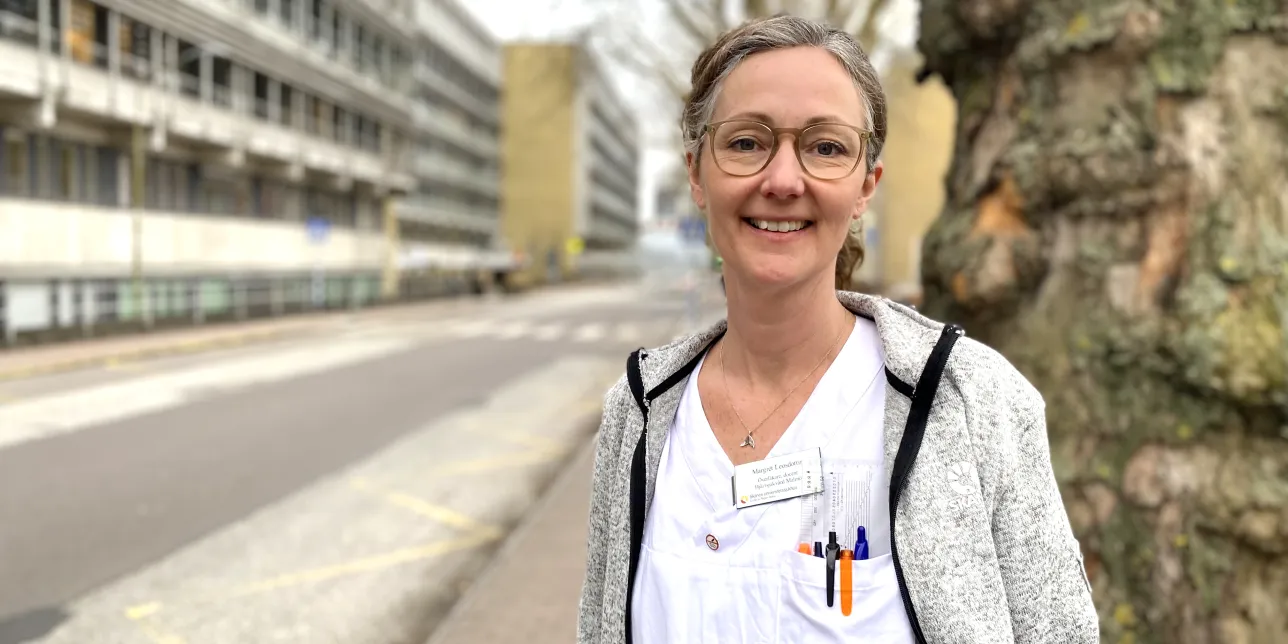 Margrét Leósdóttir posing infront of the hospital wearing white grubs. Photo: Åsa Hansdotter