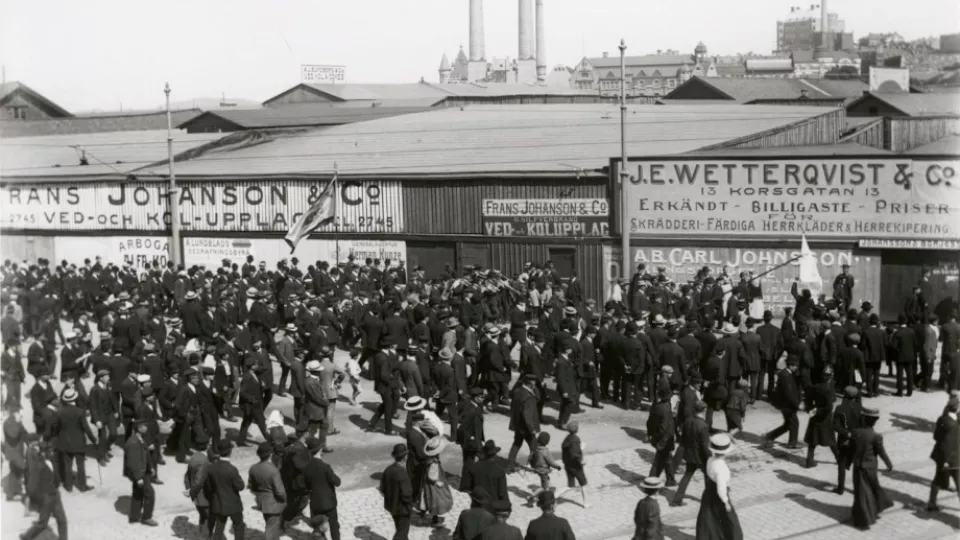 Black and white photo of people striking in 1909