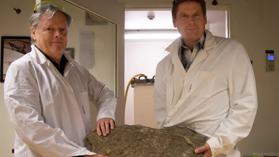 Fredrik Terfelt and Birger Schmitz holding a large rock