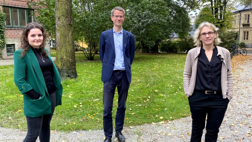 Yana Litins'ka, Jonas Björk and Malin Inghammar standing outside on campus