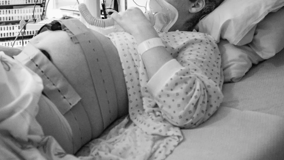 Woman in bed during labour 