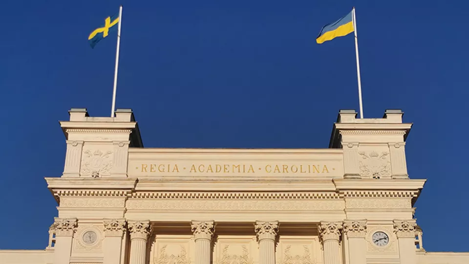 A Swedish and a Ukrainian flag on top of the main university building