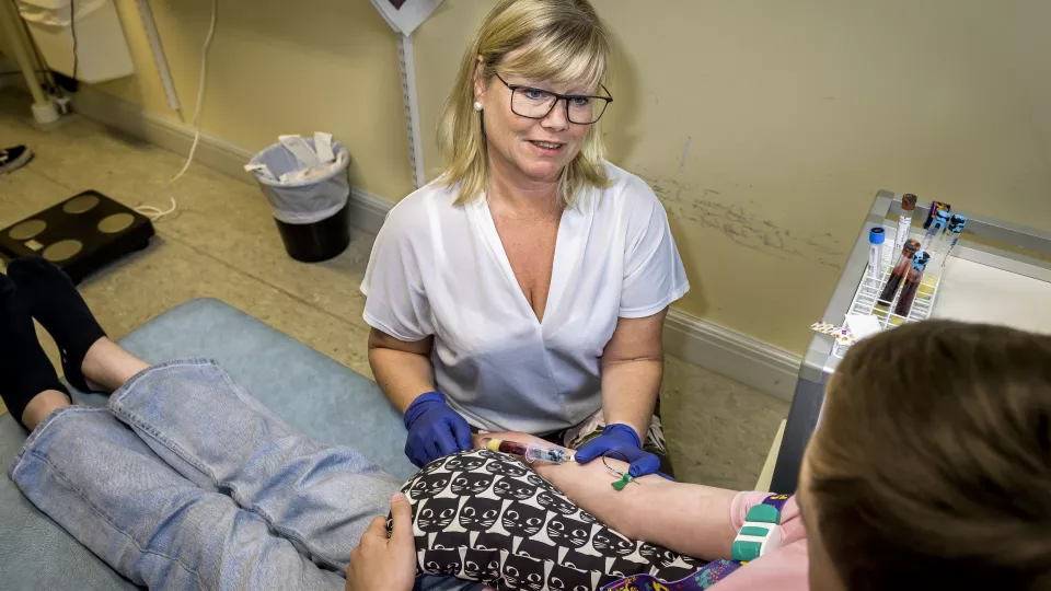 Jessica Melin takes blood sample