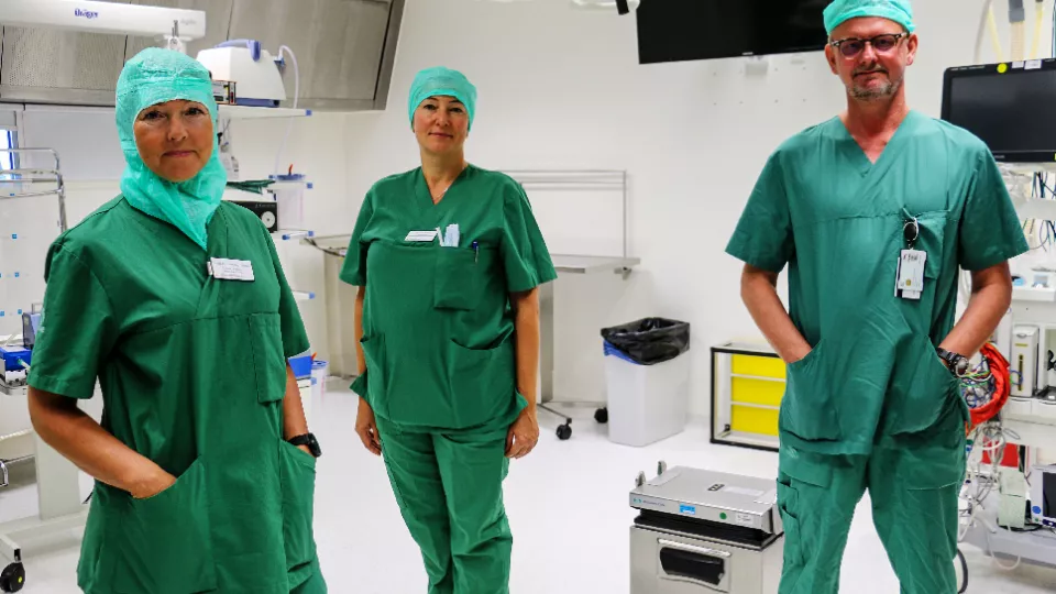 Sandra Lindstedt, Snejana Hyllén, and Leif Pierre in hospital scrubs