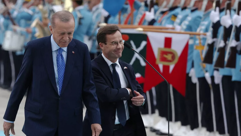Turkish President Recep Tayyip Erdogan and Swedish Prime Minister Ulf Kristersson inspect a military guard of honour. Photo: Adem Altan/AFP.