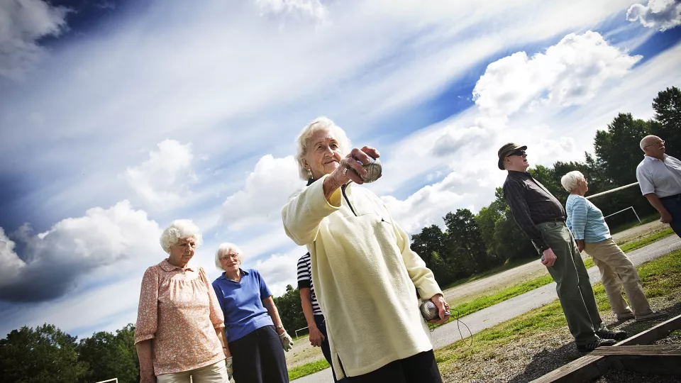 Senior citizens playing boule. Photo: Yvonne Åsell/SvD/SCANPIX.