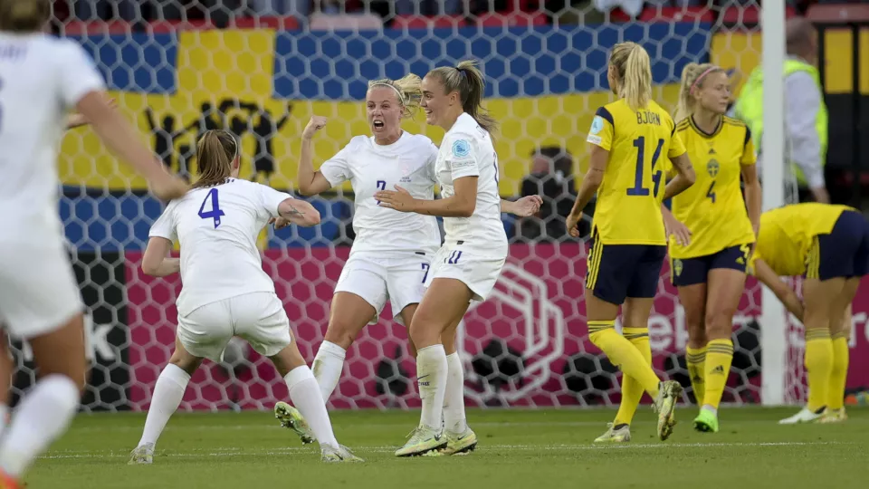 English celebrations after Beth Mead made it 1-0 in the 2022 European Championship semi-final between England and Sweden. Photo: Adam Ihse/TT