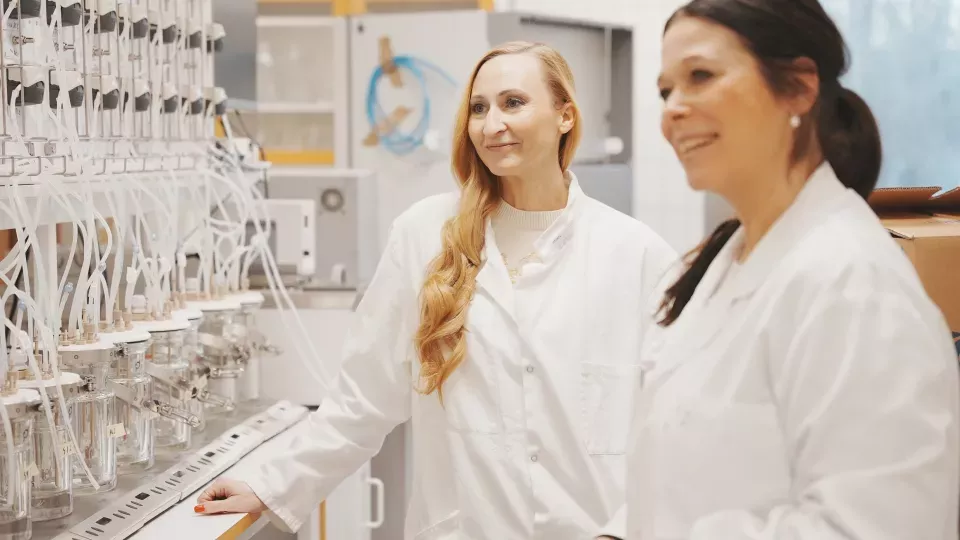 Frida Hållenius and Åsa Håkansson, here in front of an intestinal simulator where the journey of food through the gastrointestinal tract can be studied. Photo: Hilde Skar Olsen