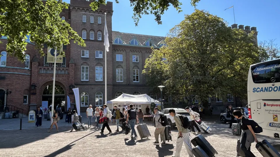 Student arriving at AF Borgen 