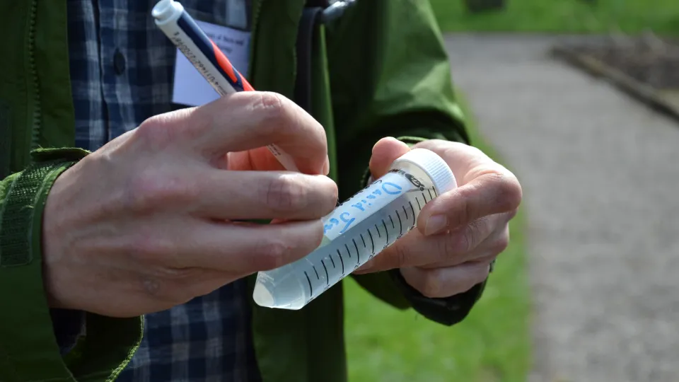 A man holding a test tube. Photo: Minna Wallén-Widung
