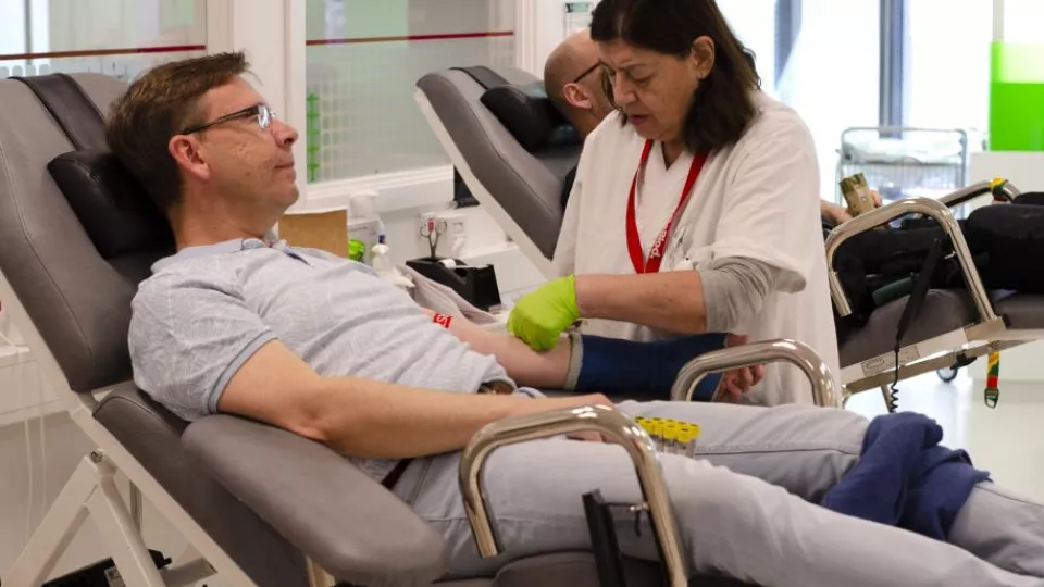 Martin L Olsson donates blood (Photo: Åsa Hansdotter)