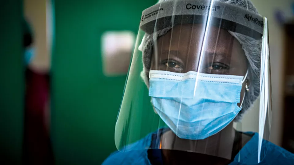 Seibatu Sia Kemoh is 26 years old and works as a community health officer. She recently completed the two-year training programme in surgery and is ready to perform operations in the countryside of Sierra Leone.