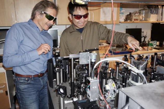 Tönu Pullerits and Kaibo Zheng by the laser spectroscopy setup used in the study. PHOTO: PAVEL CHABERA