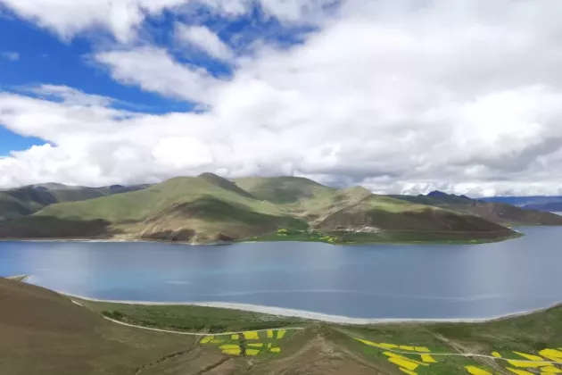Satellite image of Lake Yamzho Yumco in the Tibet Autonomous Region of China – one of the lakes that, thanks to minimal human impact, has not undergone major colour changes. (Photo: Google Earth)