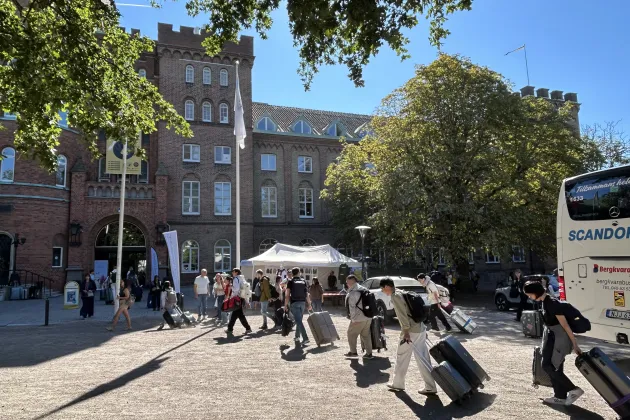 Student arriving at AF Borgen
