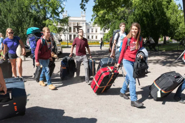 Students arriving at Lund University with their suitcases