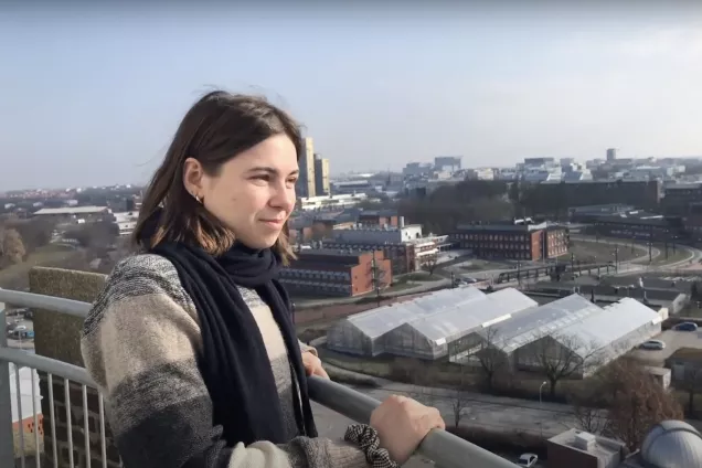 Student Julia watching the view from the Science tower in lund. Photo.
