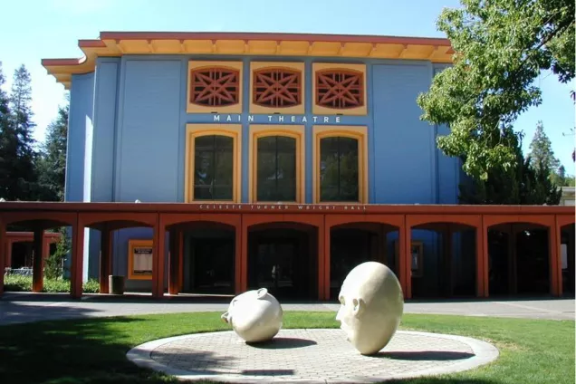 A building on the UC Davis campus and head-shaped sculptures. Photo.