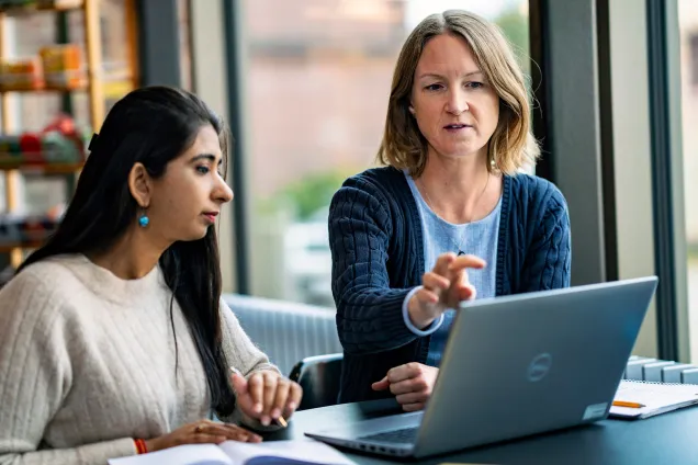 Student at a consultation at the Academic Support Centre. Photo.