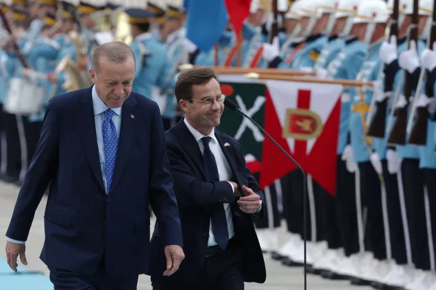 Turkish President Recep Tayyip Erdogan and Swedish Prime Minister Ulf Kristersson inspect a military guard of honour. Photo: Adem Altan/AFP.