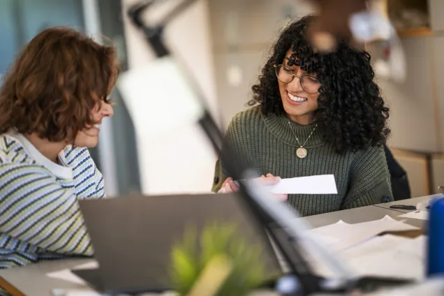A student helping another student. Photo: Johan Persson.