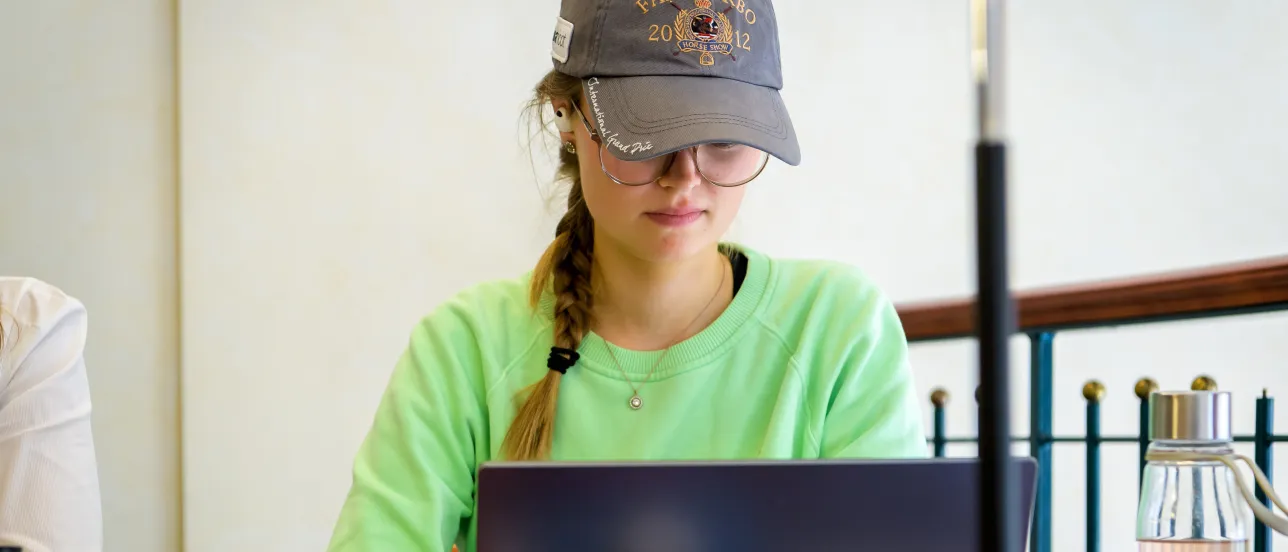A student studying at a study table in the library at the Faculty of Law. Photo.