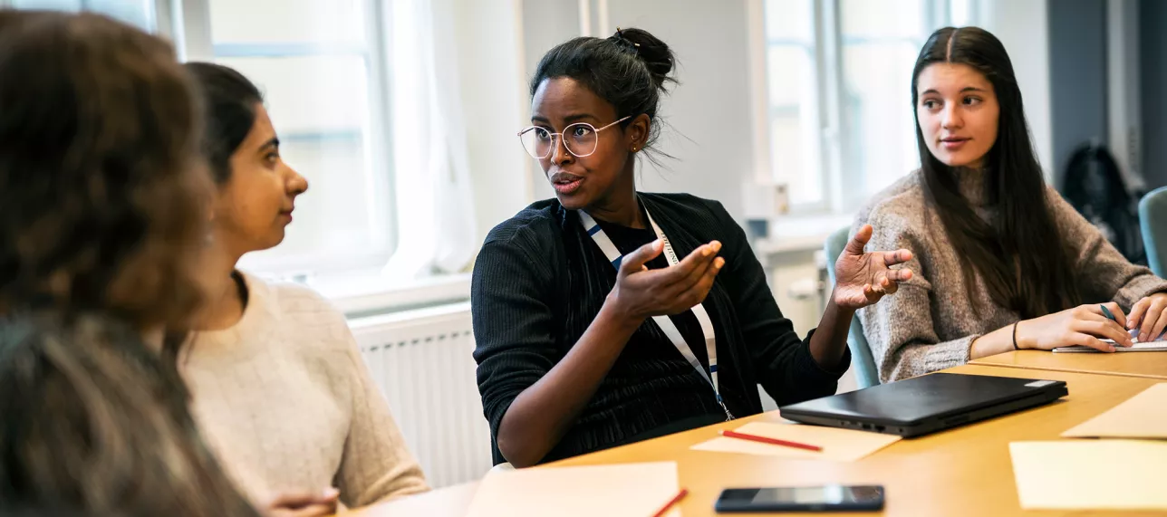 Students talking with each other. Photo: Johan Persson.