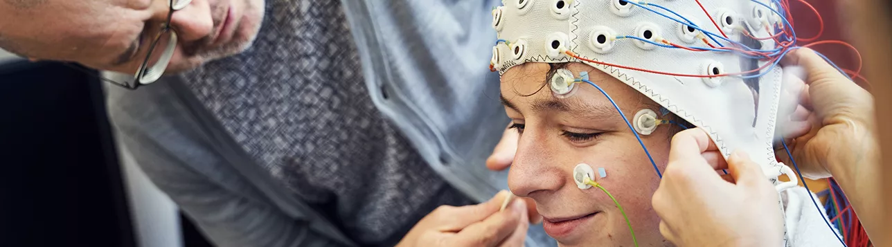 Attaching cap and electrodes for an EEG experiment. Photo: Johan Persson.