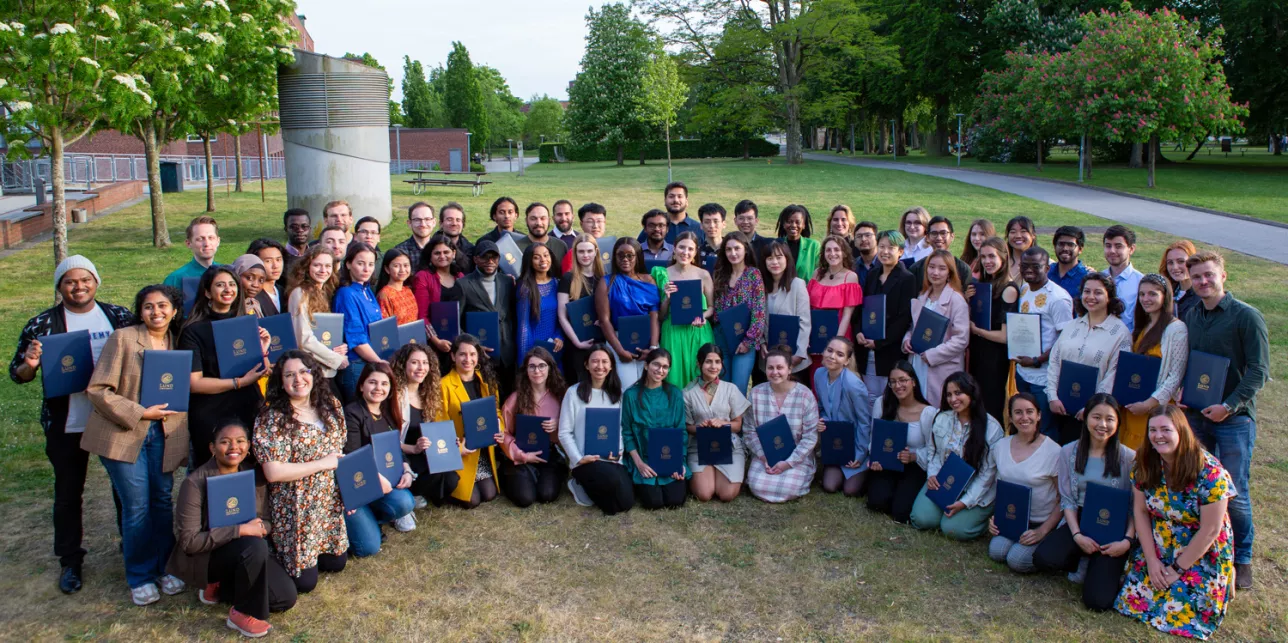 All Lund Student Ambassadors posing together with their final certificate. Photos. 