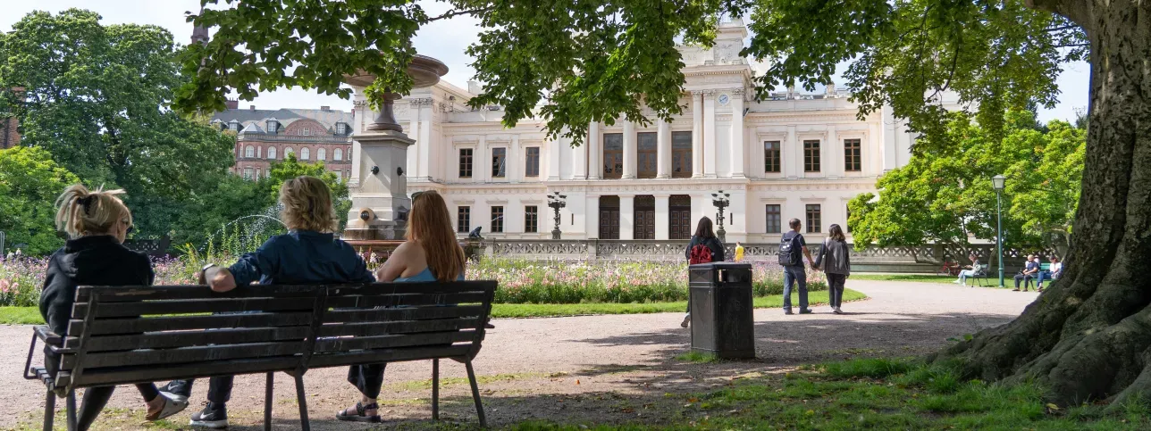 The Main University Building in summertime with students around. Photo: Josine Sanders.