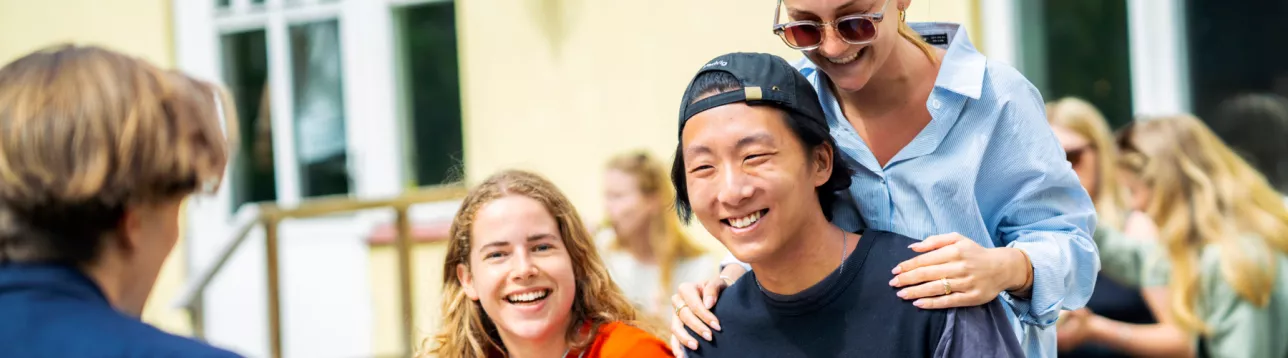 Students talking and laughing outside of the School of Economics and Management. Photo: Johan Persson.