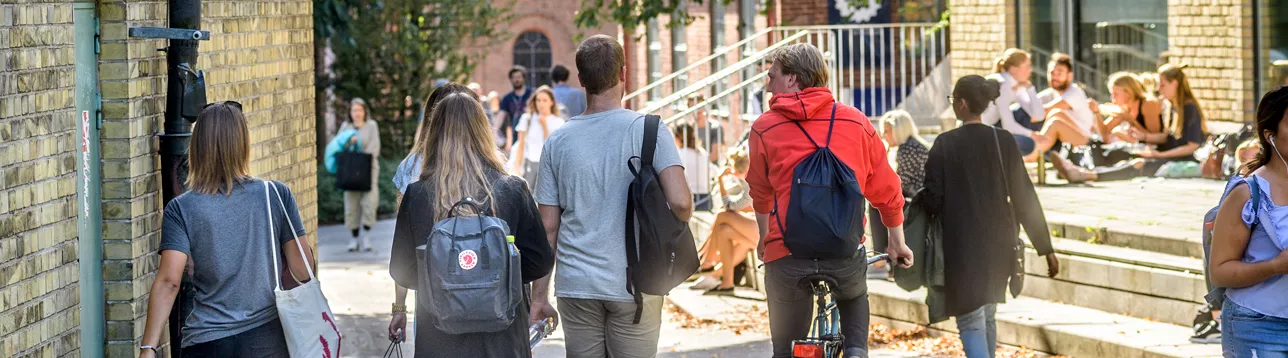 Lots of students walking on the social sciences campus. Photo: Kennet Ruona.