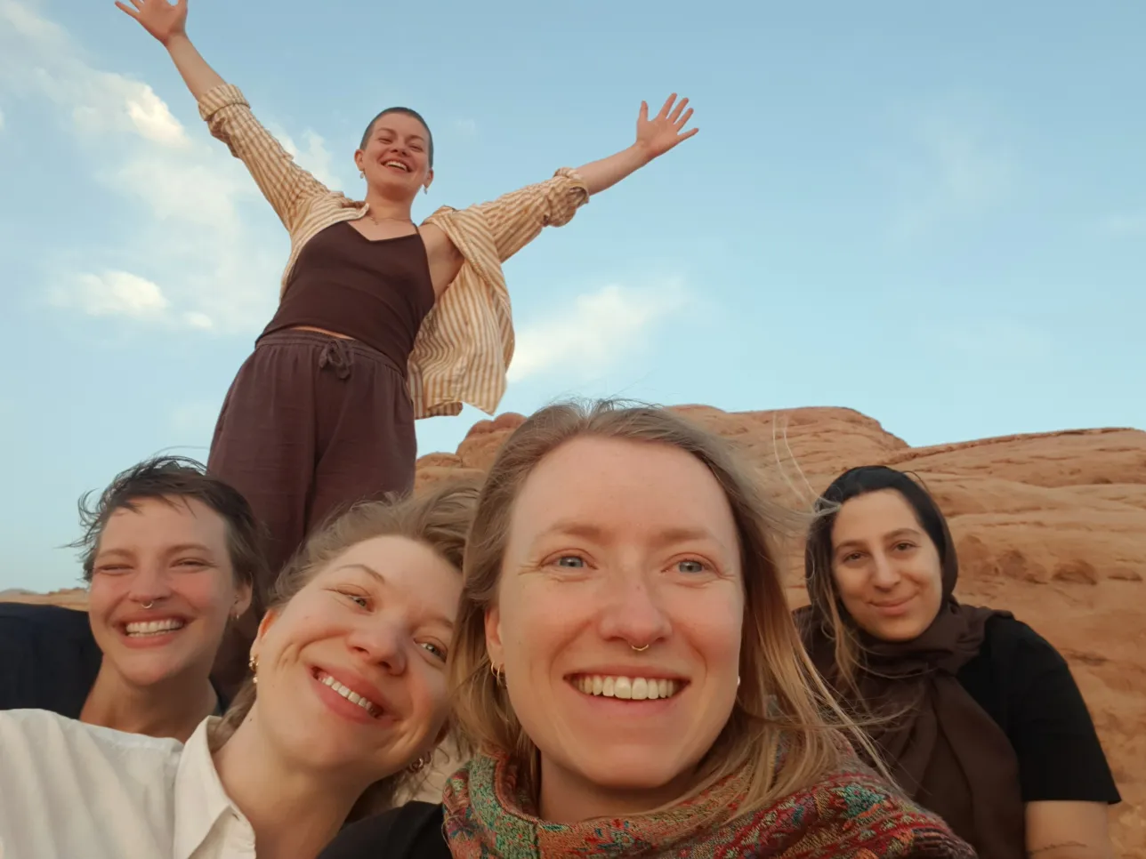 Five happy students i Jodan. Photo.