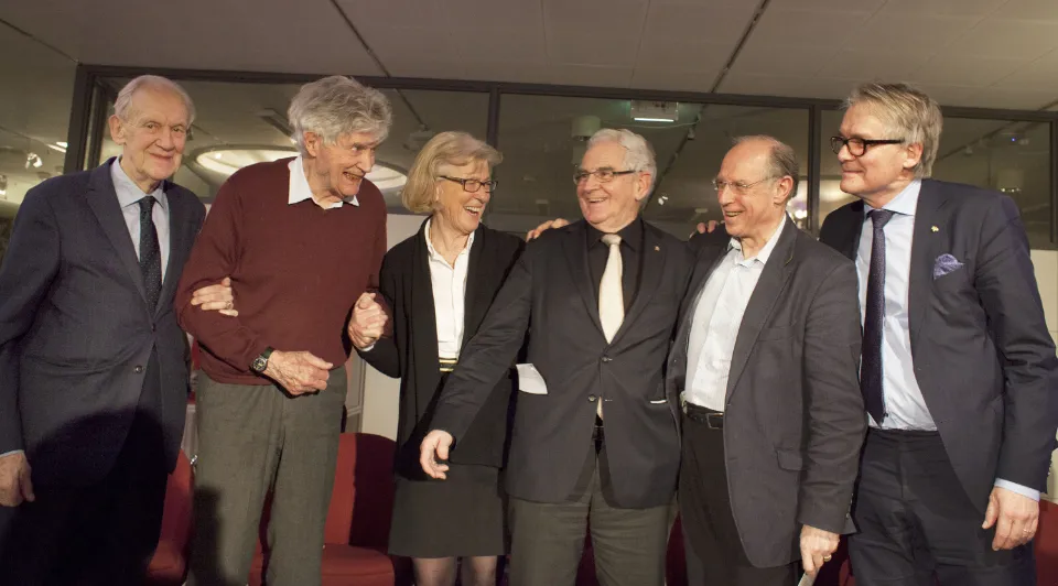 Group photo of six former vice-chancellors of Lund University standing in a row and laughing together. Photo. 