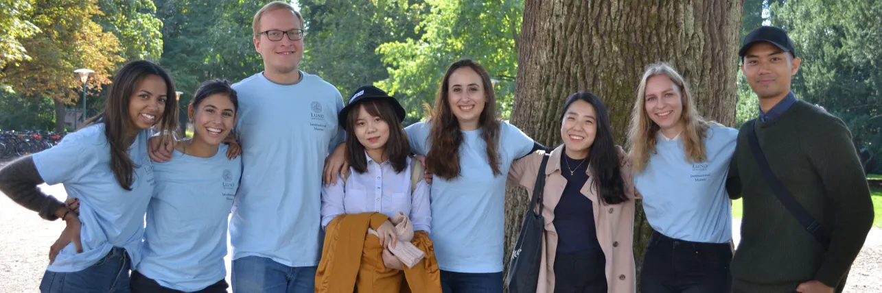 International mentors and newly arrived international students posing together. Photo.