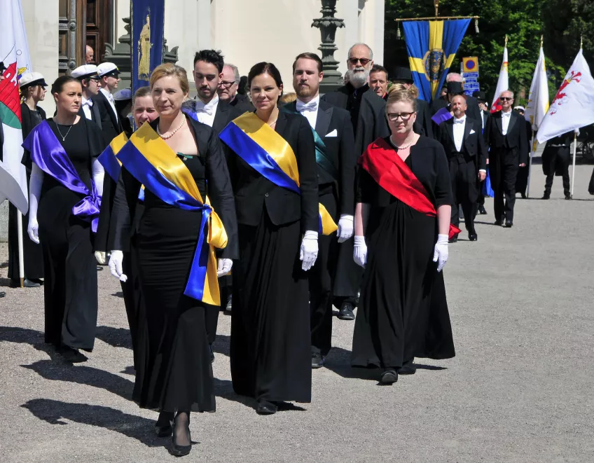 Marshals with colourful sashes in the doctoral procession