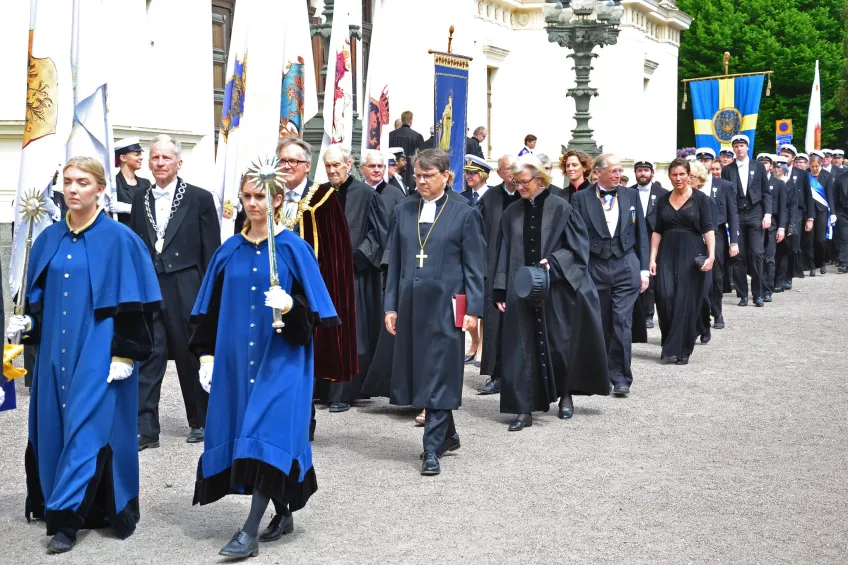 Proctors in blue robes in the doctoral procession