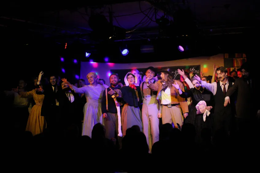 Actors in Jesperspexet getting their final applause