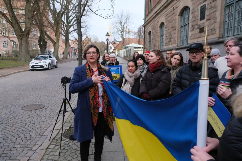 A group of people with the Ukrainian flag outside IIIEE in Lund