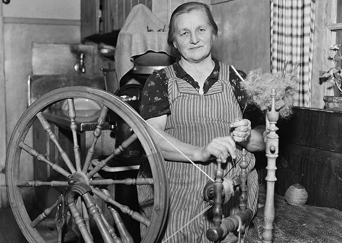 Image: ”Not difficult with nine children. Praised housewife in Rasbo tells her story”. The picture was published in Upsala Nya Tidning on 25 November 1949 with the following caption: ”Mrs Agnes Gustafsson at the spinning wheel.” Photo: Paul Sandberg/Upplandsmuseet collections