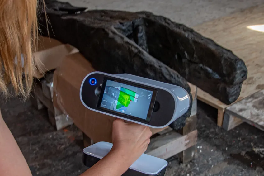 A digital scanner scanning a find from the shipwreck