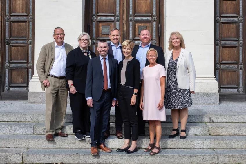 The University Management in front of the Main University Building. Photo: Charlotte Carlberg Bärg..