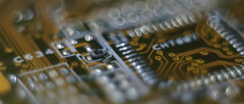 A somewhat blurry detail picture of a chip. Photo.